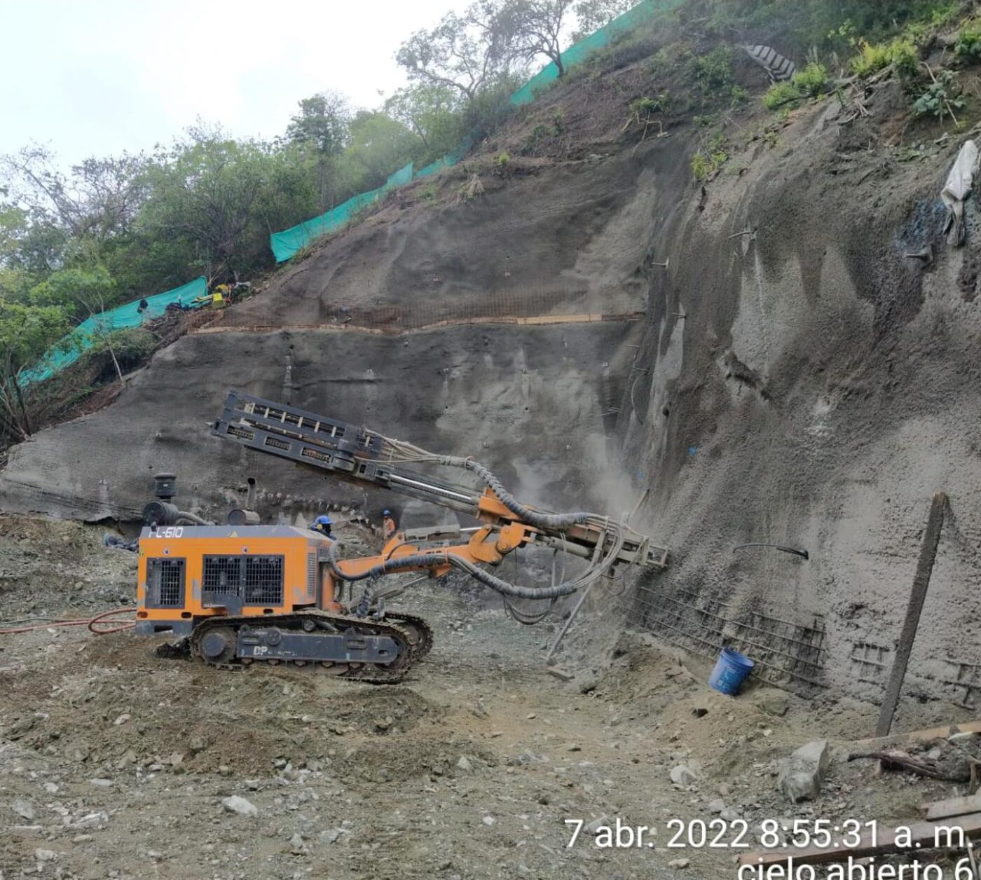 DT43, perforadora orugada DrillTech Kaishan trabajando en talud